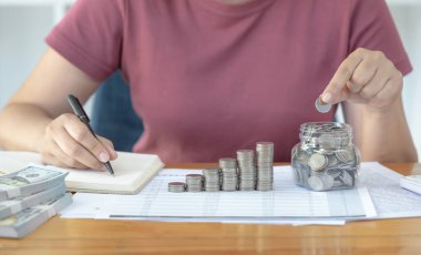 Kadınlar, ev gelirleri ve harcamaları hakkında notlar alıyor ve gelecekte kullanım için para biriktirmek, gerektiğinde kullanmak için para yönetimi, gelecekte büyümek için para biriktirmek ve paranın nasıl yönetileceğini bilmek için çalışıyorlar..