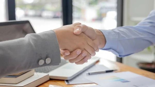 Business Personage Handshake Ασιάτισσες Συγχαίρουν Για Την Εταιρική Σχέση Τους — Φωτογραφία Αρχείου