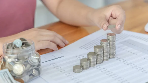 Jonge Vrouw Zet Munten Geld Stap Stapel Geld Houden Voor — Stockfoto