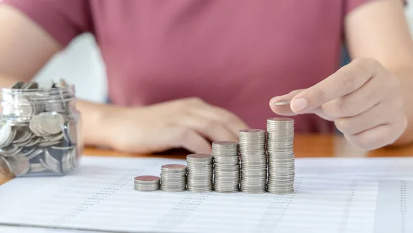 Jonge Vrouw Zet Munten Geld Stap Stapel Geld Houden Voor — Stockfoto