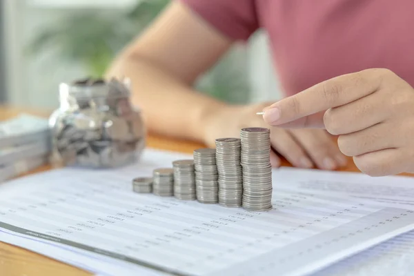 Jonge Vrouw Zet Munten Geld Stap Stapel Geld Houden Voor — Stockfoto