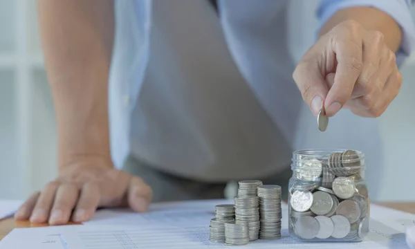 Uomo Mette Dollaro Barattolo Risparmiando Denaro Crescita Futura Sapendo Come — Foto Stock