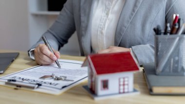 Satış müdürleri veya satıcılar, sigortalı bir ev satmak için model ev, ev-emlak ve sigorta konseptiyle bir konut projesi başlatma onayı imzaladılar..