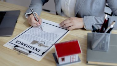 Satış müdürleri veya satıcılar, sigortalı bir ev satmak için model ev, ev-emlak ve sigorta konseptiyle bir konut projesi başlatma onayı imzaladılar..