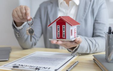 Satış müdürü ya da satıcı bir demo evi işletiyor ve müşteriye ev almak için anahtarla ev satın alma sözleşmesi yapıyor. Ev satın alıyor, Satış Hizmetleri, sigortası olan ev satıcısı..