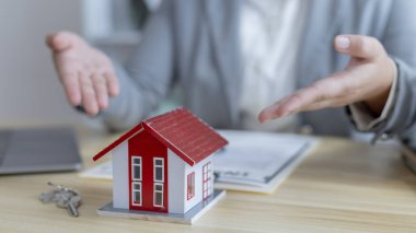 Satış müdürleri veya satıcılar, sigortalı bir ev satmak için model ev, ev-emlak ve sigorta konseptiyle bir konut projesi başlatma onayı imzaladılar..