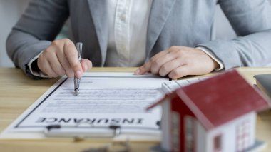 Satış müdürleri veya satıcılar, sigortalı bir ev satmak için model ev, ev-emlak ve sigorta konseptiyle bir konut projesi başlatma onayı imzaladılar..