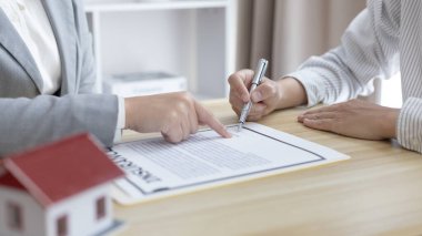 Kontrat imzalama, ev komisyoncusu ya da satıcı müşterilere yasal bir ev satın alma, mülkiyet devri, yeni bir ev satın alma sözleşmesi imzalama izni verir..