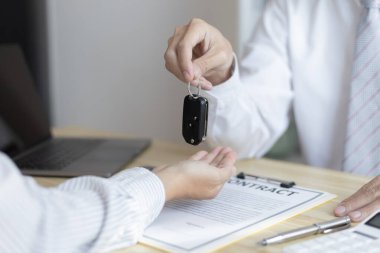Araba satın alma sözleşmesi ve sigortası, adam arabanın anahtarını, sözleşmeyi imzalayan müşteriye ve anlaşmanın şartlarını teslim etti..