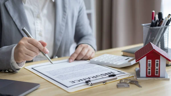 Vente Une Maison Avec Assurance Les Directeurs Des Ventes Les — Photo