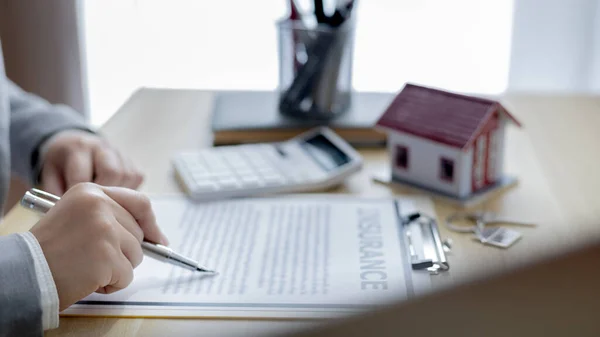 Verkoop Van Een Huis Met Verzekering Sales Managers Dealers Hebben — Stockfoto