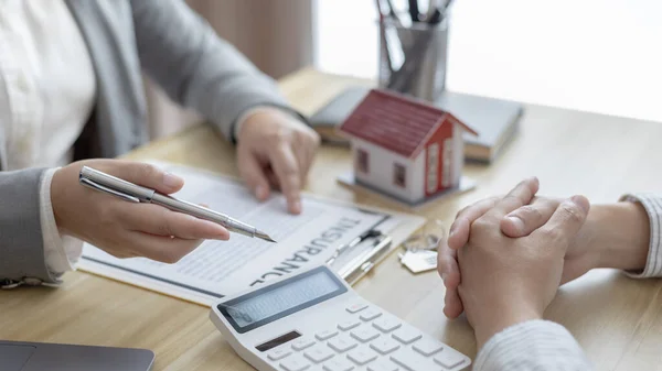 Agente Bienes Raíces Gerente Ventas Habla Con Los Clientes Sobre — Foto de Stock