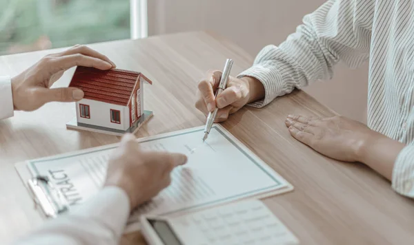 Signature Contrat Courtier Immobilier Vendeur Permet Aux Clients Signer Contrat — Photo