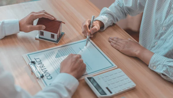 Signature Contrat Courtier Immobilier Vendeur Permet Aux Clients Signer Contrat — Photo