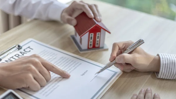계약서 주택중 판매원은 고객들 합법적 소유자로 주택을 구입하고 소유권을 계약에 — 스톡 사진