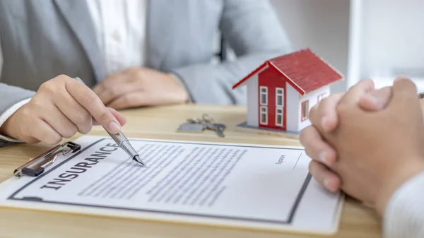 Contract Signing Home Broker Salesperson Allows Customers Sign Contract Purchase — стоковое фото