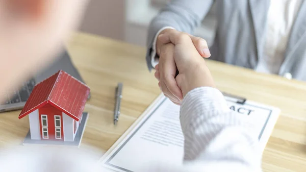 Sucesso Negócios Agentes Imobiliários Clientes Apertam Mão Para Parabenizar Depois — Fotografia de Stock