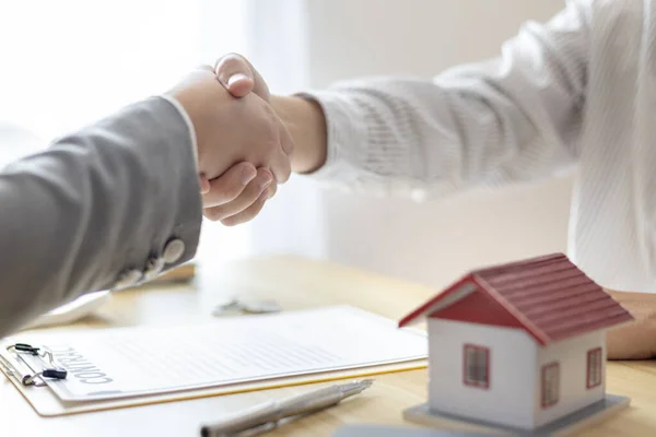 Succès Commercial Agents Immobiliers Clients Serrent Main Pour Féliciter Après — Photo
