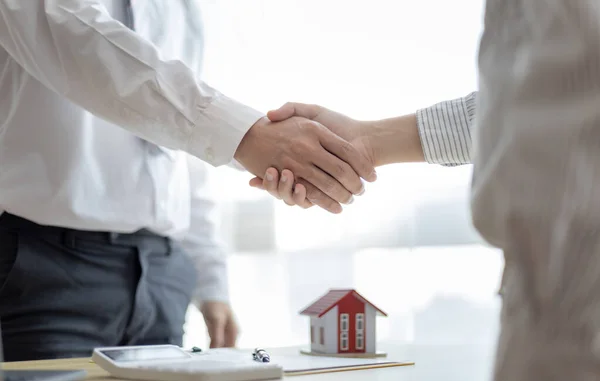 Business Success Real Estate Agents Customers Shake Hands Congratulate Signing — стокове фото