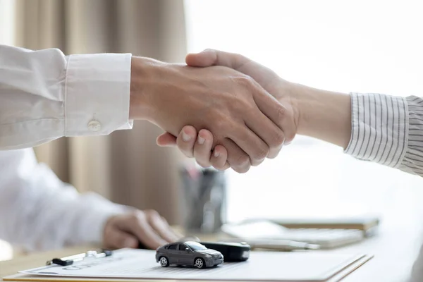 Autodealers Verzekeringsdealers Schudden Hand Klanten Die Het Contract Voor Aankoop — Stockfoto