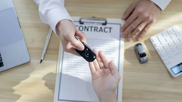 Car Purchase Contract Insurance Man Attendant Handed Car Key Customer — Fotografia de Stock
