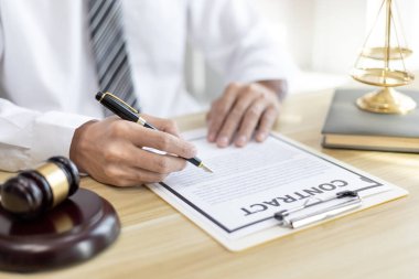Avukatlar veya hakimler, yasal ve adil anlaşma, hukuki ahlak ve bütünlük, adalet terazisi, hukuki çekiç, dava ve hukuk hizmetleri çerçevesinde belgeleri imzalıyorlar..