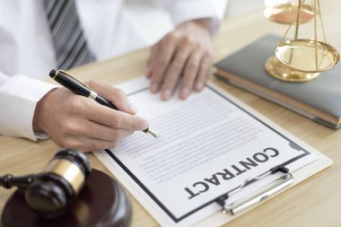 Avukatlar veya hakimler, yasal ve adil anlaşma, hukuki ahlak ve bütünlük, adalet terazisi, hukuki çekiç, dava ve hukuk hizmetleri çerçevesinde belgeleri imzalıyorlar..