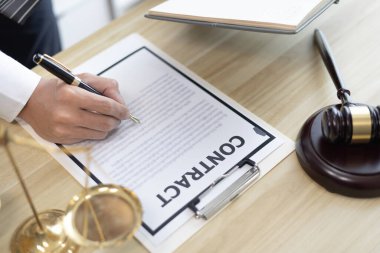 Avukatlar veya hakimler, yasal ve adil anlaşma, hukuki ahlak ve bütünlük, adalet terazisi, hukuki çekiç, dava ve hukuk hizmetleri çerçevesinde belgeleri imzalıyorlar..