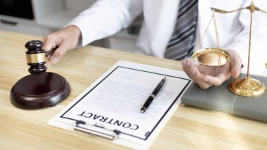Hammer 'ı elinde tutan avukat veya hakim, davayı adalet, hukuki danışmanlık hizmetleri ve davalarla, adalet terazisi, hukuk çekici, dava kavramı ve hukuk hizmetleriyle yargılamaya hazırlanıyor..