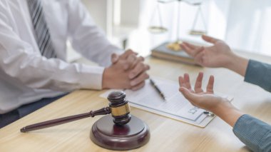 Müşteri para dolandırıcılığı sorununu tanımlıyor ve çözümü dava odasında bir avukatla tartışıyor, mahkemelerdeki ahlak kuralları arasında adalet, hukuk danışmanı, adalet terazisi ve davalar yer alıyor