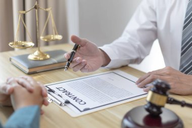 Avukat ya da hakim, müvekkiline mahkeme salonunda hukuki tavsiyelerde bulunur, mahkemelerde ahlak kuralları arasında adalet ve tarafsızlık, hukuki danışman, adalet terazisi, hukuki çekiç, dava ve adalet bulunur..