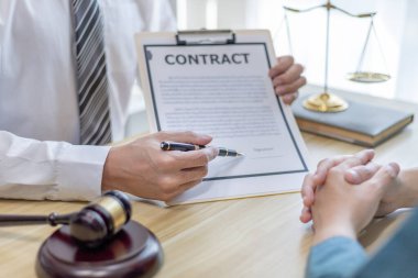 Avukat ya da hukuk müşaviri evraklarda yasal gereksinimleri sundu ve zimmete para geçirme, hukuk ve hukuk hizmetleri kavramına karşı dava açtı.