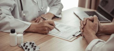 Uzman doktor hastaneye yatırılan hastaların semptomlarını, bir klinikteki veya hastanedeki tıbbi durumları ve sağlık hizmetleri danışmanlığını,.