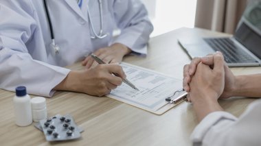 Uzman doktor hastaneye yatırılan hastaların semptomlarını, bir klinikteki veya hastanedeki tıbbi durumları ve sağlık hizmetleri danışmanlığını,.