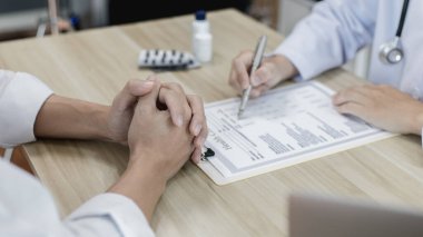 Uzman doktor hastaneye yatırılan hastaların semptomlarını, bir klinikteki veya hastanedeki tıbbi durumları ve sağlık hizmetleri danışmanlığını,.