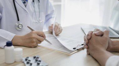Uzman doktor hastaneye yatırılan hastaların semptomlarını, bir klinikteki veya hastanedeki tıbbi durumları ve sağlık hizmetleri danışmanlığını,.