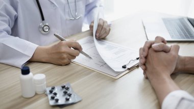 Uzman doktor hastaneye yatırılan hastaların semptomlarını, bir klinikteki veya hastanedeki tıbbi durumları ve sağlık hizmetleri danışmanlığını,.