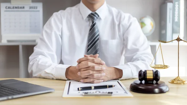 Male Lawyer Judge Sits Analyzes Case Decides Case Fairness Table — Stock Photo, Image