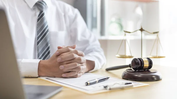 Male Lawyer Judge Sits Analyzes Case Decides Case Fairness Table — Stock Photo, Image