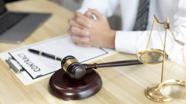 Male Lawyer Judge Sits Analyzes Case Decides Case Fairness Table — Stock Photo, Image