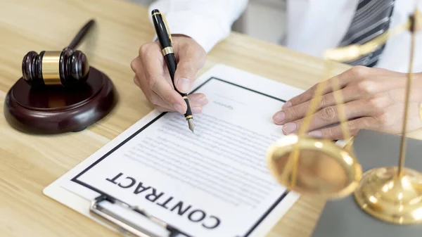 Abogados Jueces Firman Documentos Acuerdo Con Los Términos Legales Justos — Foto de Stock