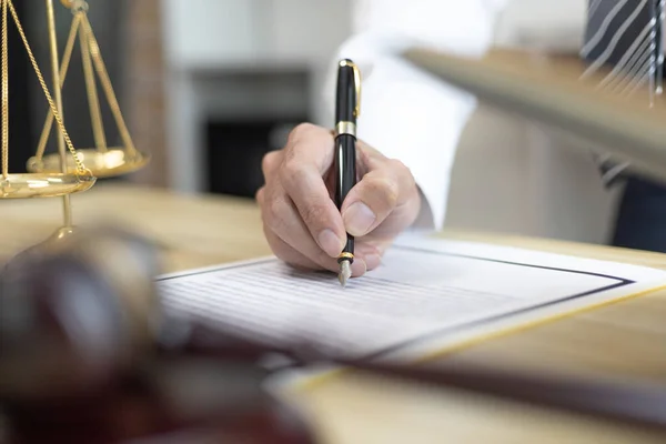 Anwälte Oder Richter Unterzeichnen Dokumente Übereinstimmung Mit Rechtlichen Und Fairen — Stockfoto