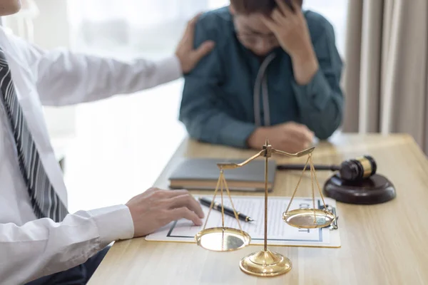 Åklagare Eller Advokat Tröstar Klient Som Orolig För Ett Bedrägligt — Stockfoto