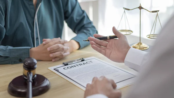 Advokat Eller Domare Ger Juridisk Rådgivning Till Klienten Rättssalen Etik — Stockfoto