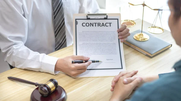 Rechtsanwalt Oder Rechtsbeistand Hat Die Rechtlichen Anforderungen Den Papierkorb Eingefügt — Stockfoto