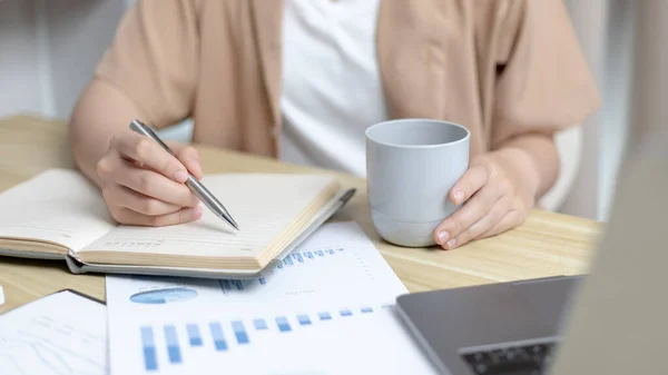 Mujer Asiática Tomando Notas Cuaderno Mientras Estudia Línea Ordenador Portátil —  Fotos de Stock