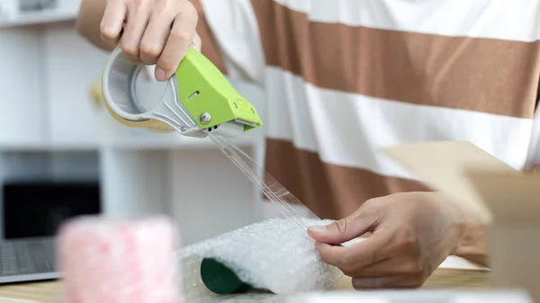 Man Verpakking Brievenbus Voor Bereiden Het Leveren Aan Klant Werken — Stockfoto