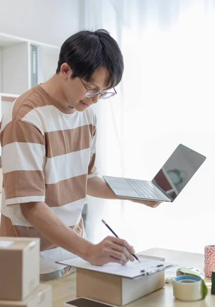 Venta Línea Joven Está Anotando Los Detalles Direcciones Del Cliente —  Fotos de Stock