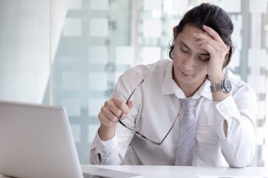 Erkek çalışanlar yapılan hatalar, umutsuzluk veya hayal kırıklığı, üzüntü, sıkılma, acı çekme, umutsuzluk, başarısızlık, felaket, iflas, korkmuş, paniklemiş, hayatın başarısızlığı.