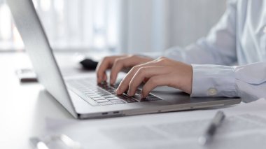 İş kadınının eli bilgisayarın klavyesinde, teknoloji ve internet iletişiminde finansal işlemleri yürütmek için bilgisayarları kullanıyor çünkü kolaylık ve hız.